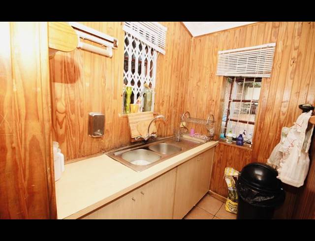 3 BEDROOM HOUSE FOR SALE IN BEZUIDENHOUT VALLEY